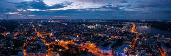 Vista aérea nocturna del centro de Kiev por la noche. — Foto de Stock