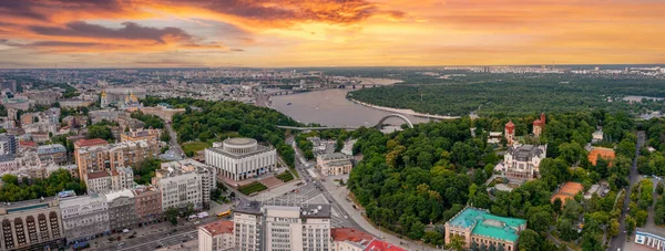 Kyiv şehrinin havadan görüntüsü. Şehir merkezine yakın güzel sokaklar..