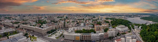 Vista aérea de la ciudad de Kiev. Hermosas calles cerca del centro de la ciudad. —  Fotos de Stock