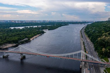 Yaz boyunca gün batımında Kiev ve Halkların Dostluğu.