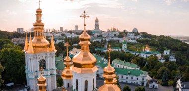 Anavatan Anıtı yakınlarındaki Kiev Pechersk Lavra 'nın sihirli hava manzarası.
