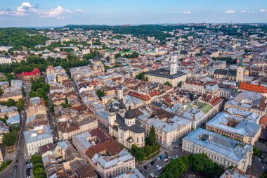 Lviv şehrinin güzel hava manzarası, tarihi şehir merkezi, Ukrayna