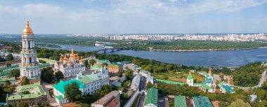 Anavatan Anıtı yakınlarındaki Kiev Pechersk Lavra 'nın sihirli hava manzarası.