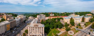 Kyiv şehrinin havadan görüntüsü. Şehir merkezine yakın güzel sokaklar..