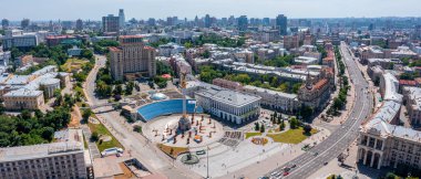 Kyiv şehrinin havadan görüntüsü. Şehir merkezine yakın güzel sokaklar..
