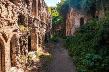 Tarihi harabe şato ve savaş kalesi üzerinde hava manzarası.