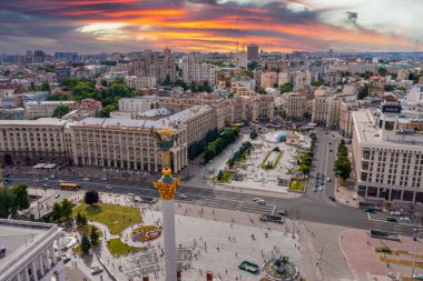 Meydan Nezalezhnosti Bağımsızlık Anıtı üzerindeki Kyiv Ukrayna 'nın havadan görünüşü.