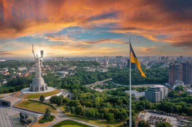 Ukrayna bayrağının rüzgarda dalgalanan havadan görünüşü Kyiv şehrine karşı