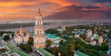 Anavatan Anıtı yakınlarındaki Kiev Pechersk Lavra 'nın sihirli hava manzarası.