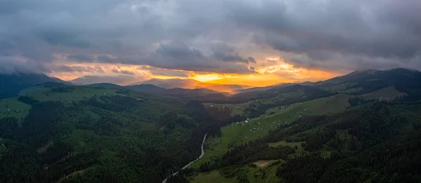 Kouzelný západ slunce nad zelenými kopci a horami — Stock fotografie