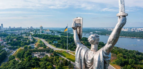 Вид з повітря на пам "ятник Матері - матері в Києві.. — стокове фото