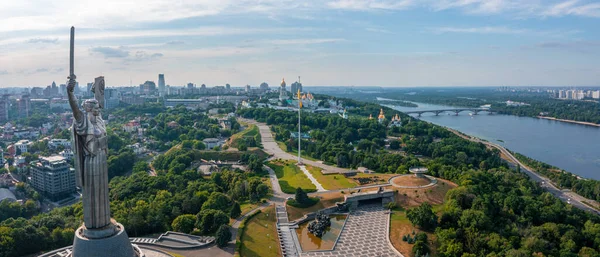 키예프에 있는 모국의 기념비를 공중에서 본 모습. — 스톡 사진