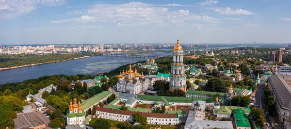 Vista aérea mágica de Kiev Pechersk Lavra cerca del Monumento a la Madre Patria. — Foto de Stock