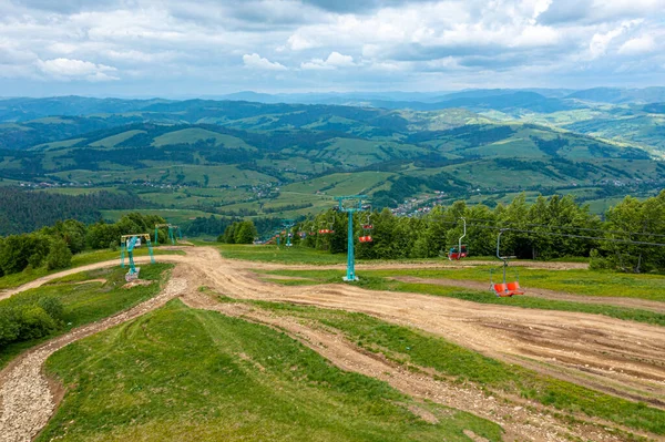 Aerial view of the ski lifts cable cars in the summer. — Fotografia de Stock