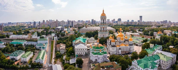 Vista aérea mágica de Kiev Pechersk Lavra cerca del Monumento a la Madre Patria. — Foto de Stock