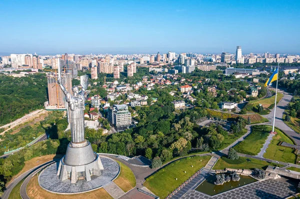 Вид з повітря на пам "ятник Матері - матері в Києві.. — стокове фото