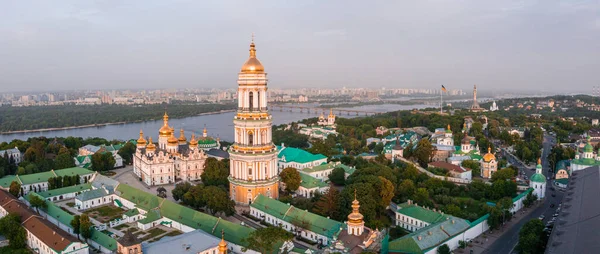 Vista aérea mágica de Kiev Pechersk Lavra cerca del Monumento a la Madre Patria. — Foto de Stock