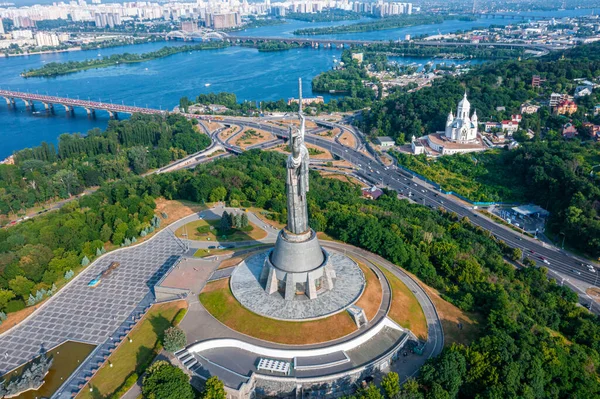 키예프에 있는 모국의 기념비를 공중에서 본 모습. — 스톡 사진