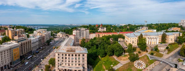 Vista aérea da cidade de Kiev. Ruas bonitas perto do centro da cidade. — Fotografia de Stock