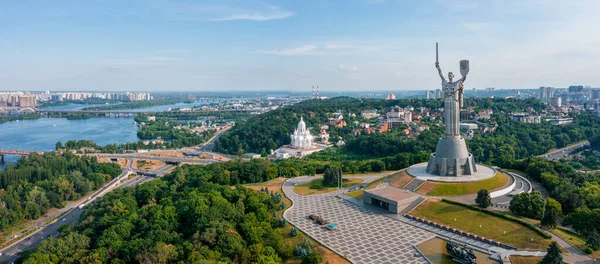 Вид з повітря на пам "ятник Матері - матері в Києві.. — стокове фото