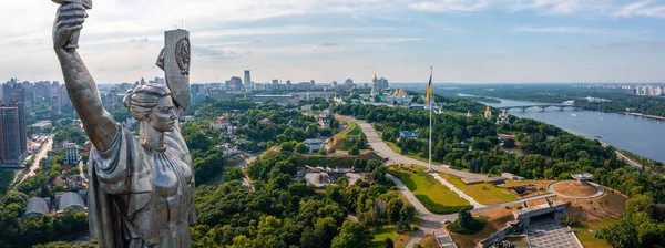 Letecký pohled na památník Matky vlasti v Kyjevě. — Stock fotografie