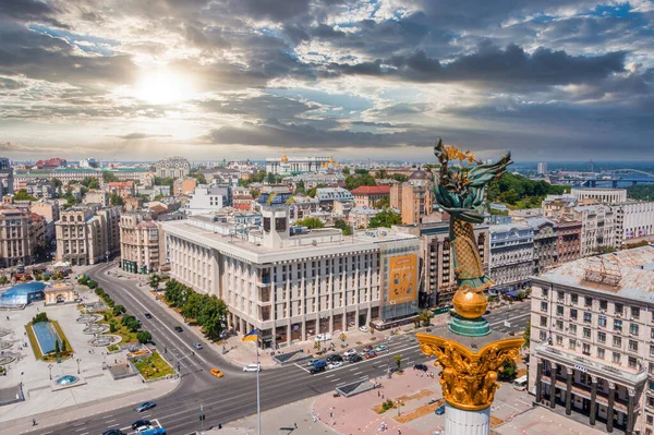 Flybilde av Kyiv Ukraina ovenfor Maidan Nezalezhnosti Independence Monument. – stockfoto