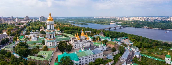 Vista aérea mágica de Kiev Pechersk Lavra cerca del Monumento a la Madre Patria. — Foto de Stock