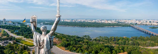 Вид з повітря на пам "ятник Матері - матері в Києві.. — стокове фото