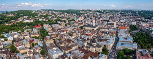 Lviv şehrinin güzel hava manzarası, tarihi şehir merkezi, Ukrayna