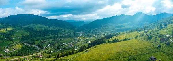Tuscany platteland heuvels, schitterende luchtfoto in het voorjaar. — Stockfoto