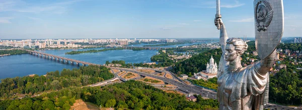 Letecký pohled na památník Matky vlasti v Kyjevě. — Stock fotografie