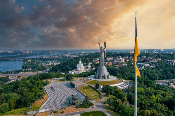 Вигляд з повітря на український прапор, що махає вітром проти міста Києва. — стокове фото