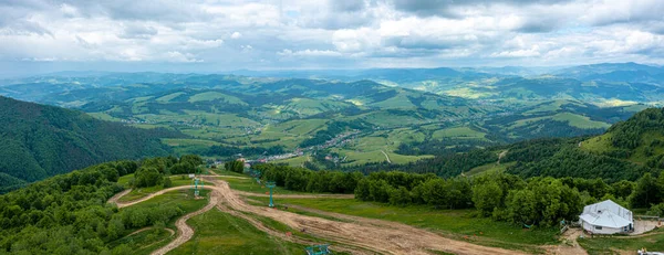 Tuscany platteland heuvels, schitterende luchtfoto in het voorjaar. — Stockfoto