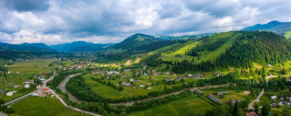 Toskánsko krajině kopců, ohromující letecký pohled na jaře. — Stock fotografie