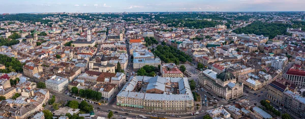Lviv şehrinin güzel hava manzarası, tarihi şehir merkezi, Ukrayna — Stok fotoğraf