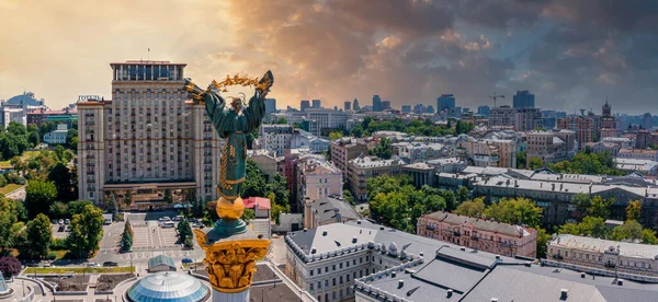 Vista aérea do Kiev Ucrânia acima Maidan Nezalezhnosti Monumento da Independência. — Fotografia de Stock