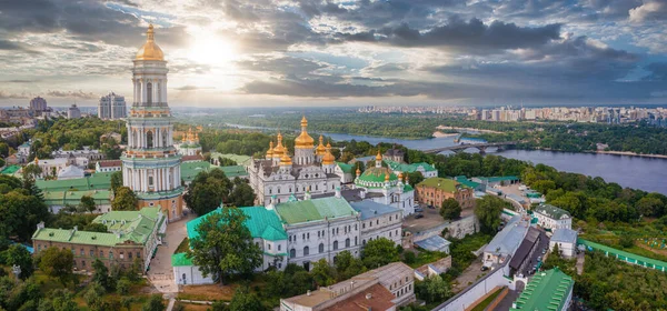 Vista aérea mágica de Kiev Pechersk Lavra cerca del Monumento a la Madre Patria. — Foto de Stock