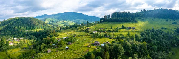 Toskánsko krajině kopců, ohromující letecký pohled na jaře. — Stock fotografie