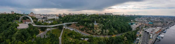 Západ slunce v létě Kyjev s obloukem přátelství národů. — Stock fotografie