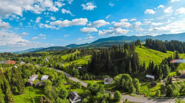Ukrayna 'daki yüce dağlar. Yaz Chornohora dağ sırtı
