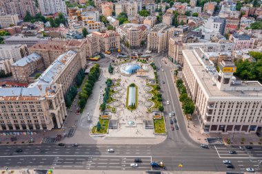 Kyiv şehrinin havadan görüntüsü. Şehir merkezine yakın güzel sokaklar..