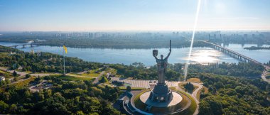 Kiev 'deki Anavatan Anıtı' nın havadan görünüşü.