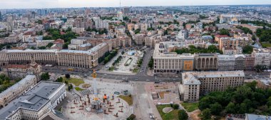 Kyiv şehrinin havadan görüntüsü. Şehir merkezine yakın güzel sokaklar..