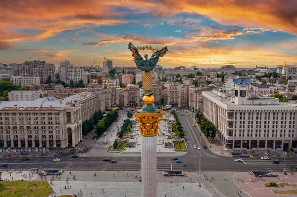 Vista aérea do Kiev Ucrânia acima Maidan Nezalezhnosti Monumento da Independência. — Fotografia de Stock