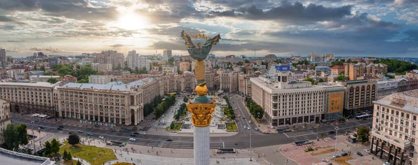 Vista aérea do Kiev Ucrânia acima Maidan Nezalezhnosti Monumento da Independência. — Fotografia de Stock