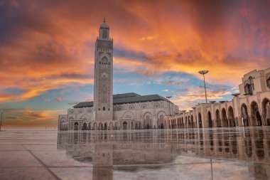 Dramatik gökyüzüne karşı en yüksek minareyle tarihi Cami 2. Hasan 'ın alçak açılı görüntüsü