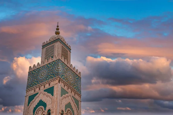 Low angle view of historic Mosque Hasan II with tallest minaret against dramatic sky — стоковое фото
