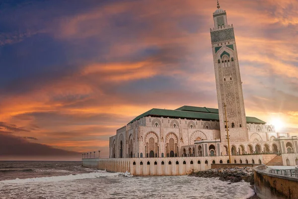 Мечеть Хасана II, самая большая мечеть с волнами на Атлантическом океане — стоковое фото
