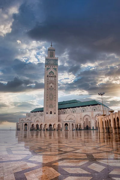 Vista de ángulo bajo de la histórica Mezquita Hasan II con el minarete más alto contra el cielo dramático —  Fotos de Stock