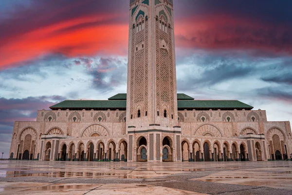 View of Hasan ii Mosque with wet square in foreground during dusk — стоковое фото